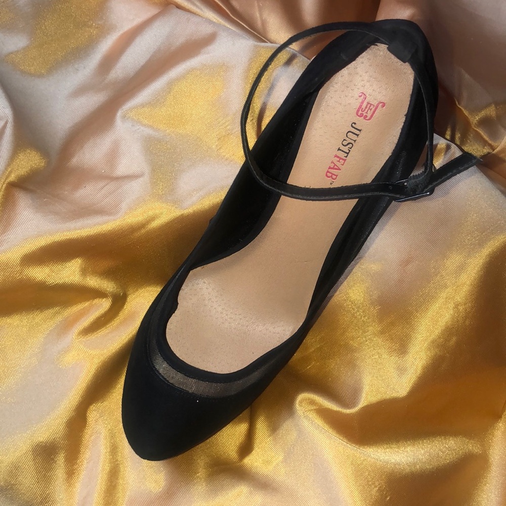 Black pumps